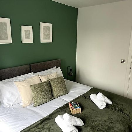 Luxury Oaks Suite, Free Private Parking, 2 Bed 2 Bathroom Apartment, Central Solihull Birmingham Bagian luar foto
