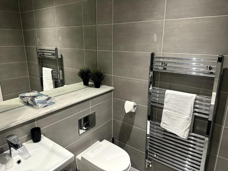 Luxury Oaks Suite, Free Private Parking, 2 Bed 2 Bathroom Apartment, Central Solihull Birmingham Bagian luar foto