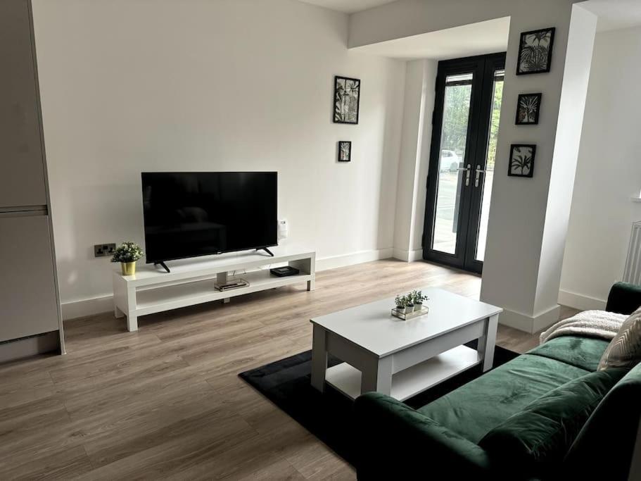 Luxury Oaks Suite, Free Private Parking, 2 Bed 2 Bathroom Apartment, Central Solihull Birmingham Bagian luar foto