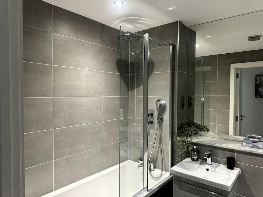 Luxury Oaks Suite, Free Private Parking, 2 Bed 2 Bathroom Apartment, Central Solihull Birmingham Bagian luar foto