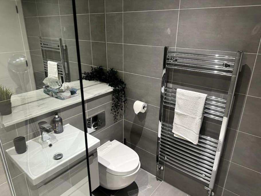Luxury Oaks Suite, Free Private Parking, 2 Bed 2 Bathroom Apartment, Central Solihull Birmingham Bagian luar foto