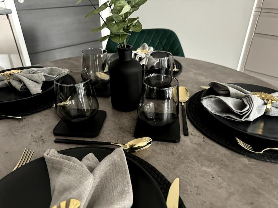 Luxury Oaks Suite, Free Private Parking, 2 Bed 2 Bathroom Apartment, Central Solihull Birmingham Bagian luar foto