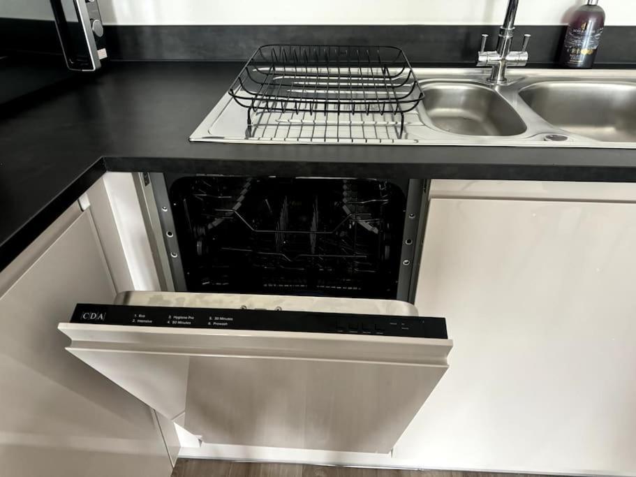 Luxury Oaks Suite, Free Private Parking, 2 Bed 2 Bathroom Apartment, Central Solihull Birmingham Bagian luar foto