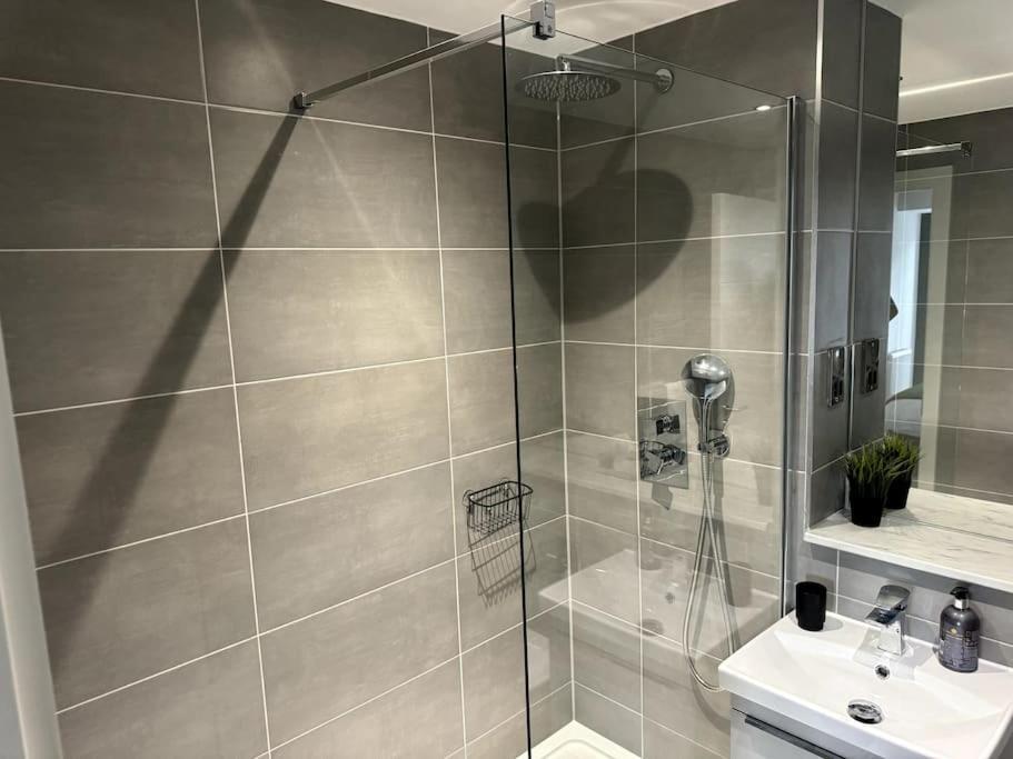 Luxury Oaks Suite, Free Private Parking, 2 Bed 2 Bathroom Apartment, Central Solihull Birmingham Bagian luar foto