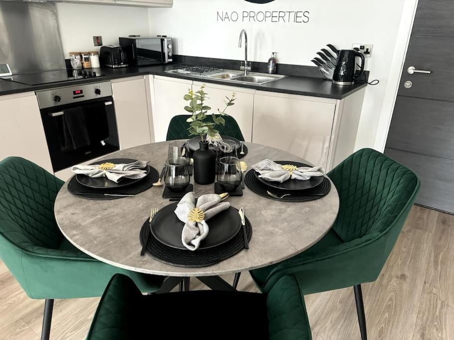 Luxury Oaks Suite, Free Private Parking, 2 Bed 2 Bathroom Apartment, Central Solihull Birmingham Bagian luar foto