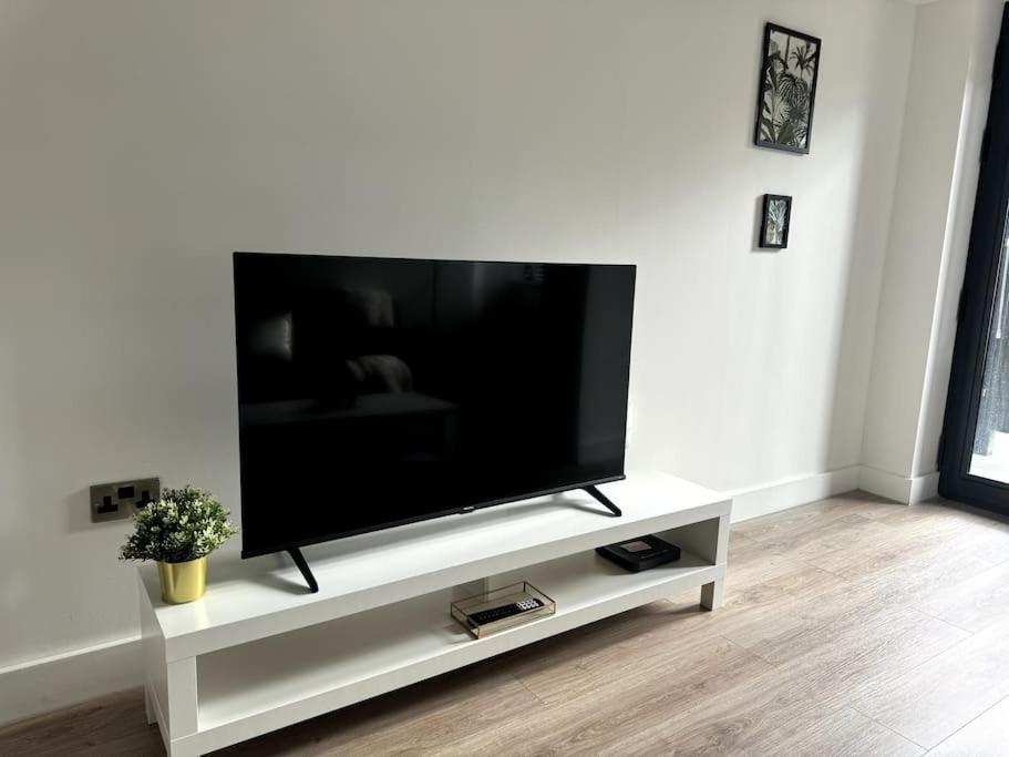 Luxury Oaks Suite, Free Private Parking, 2 Bed 2 Bathroom Apartment, Central Solihull Birmingham Bagian luar foto