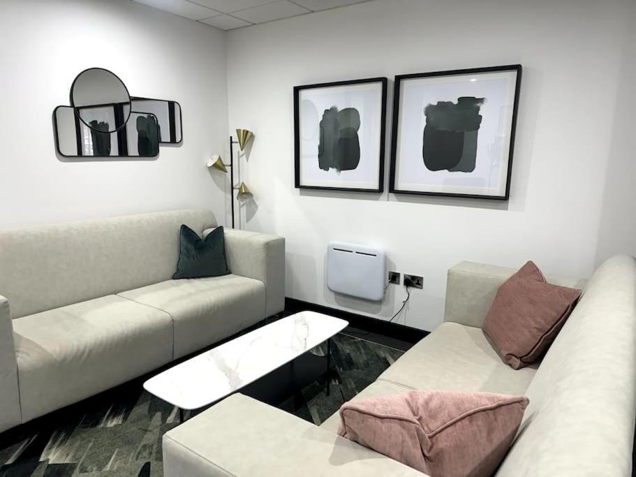 Luxury Oaks Suite, Free Private Parking, 2 Bed 2 Bathroom Apartment, Central Solihull Birmingham Bagian luar foto
