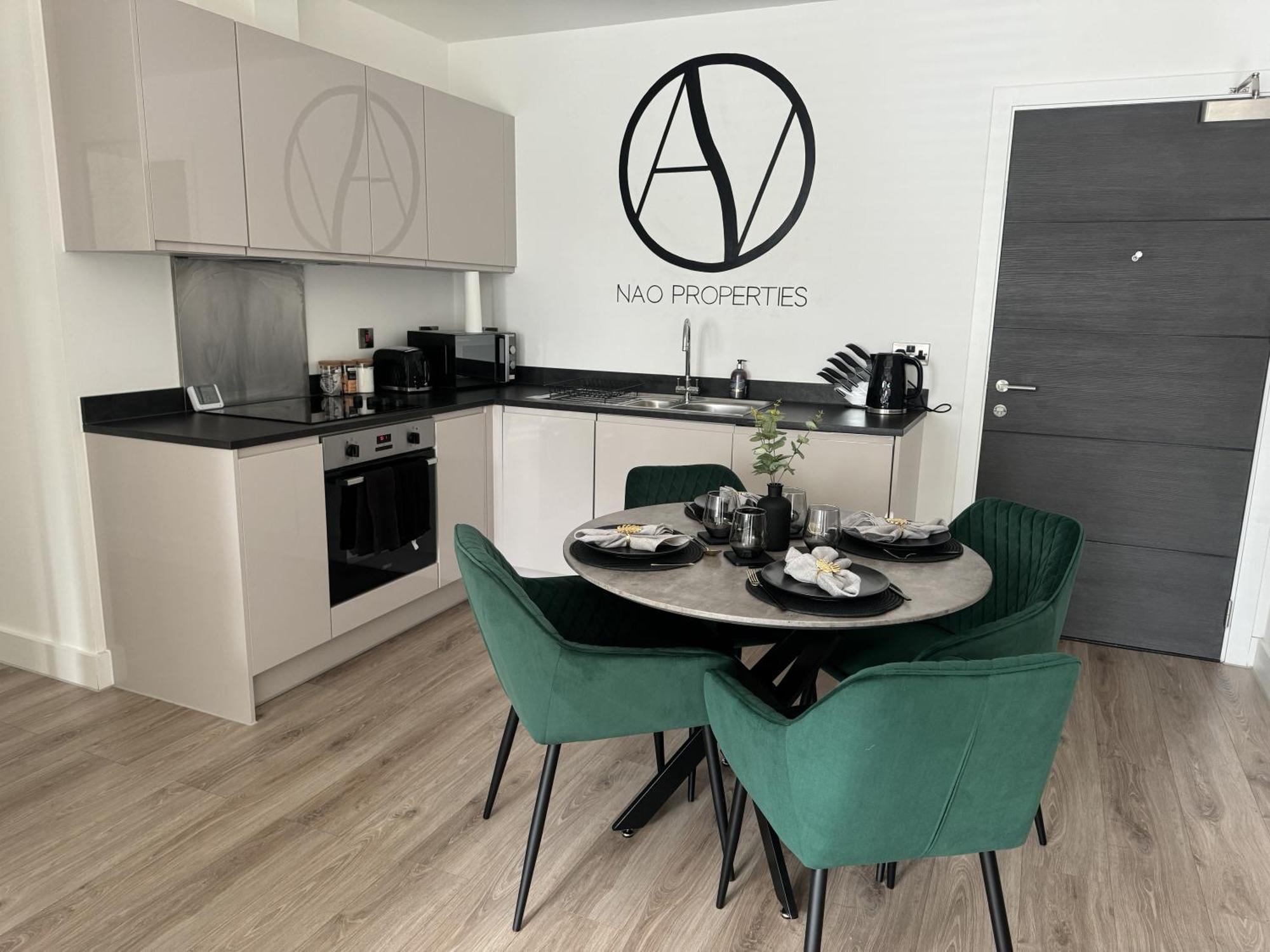 Luxury Oaks Suite, Free Private Parking, 2 Bed 2 Bathroom Apartment, Central Solihull Birmingham Bagian luar foto